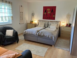 1 slaapkamer, een strijkplank/strijkijzer, gratis wifi, beddengoed