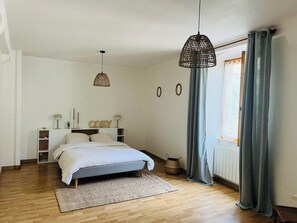 2 makuuhuonetta, silitysrauta/-lauta, vauvan matkasänky, Wi-Fi