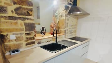 Een koelkast, een microgolfoven, een oven, een kookplaat