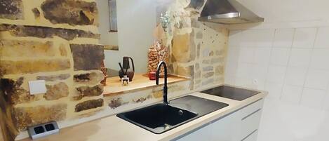 Frigorifero, microonde, forno, piano cottura