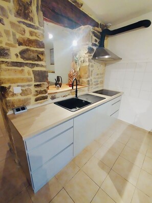 Jääkaappi, mikroaaltouuni, uuni, liesi