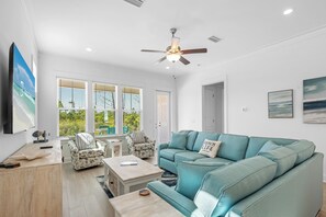 Signature House, 4 Bedrooms, Balcony, Bay View | Ruang tamu | 75 inci sebuah televisyen pintar dengan digital 