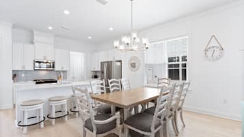 Signature House, 4 Bedrooms, Balcony, Bay View | In-room dining