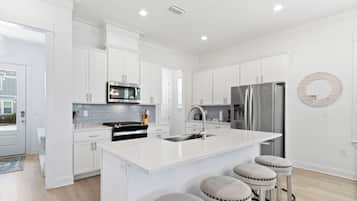 Signature House, 4 Bedrooms, Balcony, Bay View | Private kitchen | Fridge, microwave, oven, stovetop