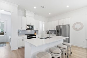 Maison Signature, 4 chambres, balcon, vue sur la baie | Cuisine privée | Réfrigérateur, four à micro-ondes, un four, surface de cuisson