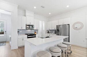 Signature House, 4 Bedrooms, Balcony, Bay View | Private kitchen | Fridge, microwave, oven, stovetop