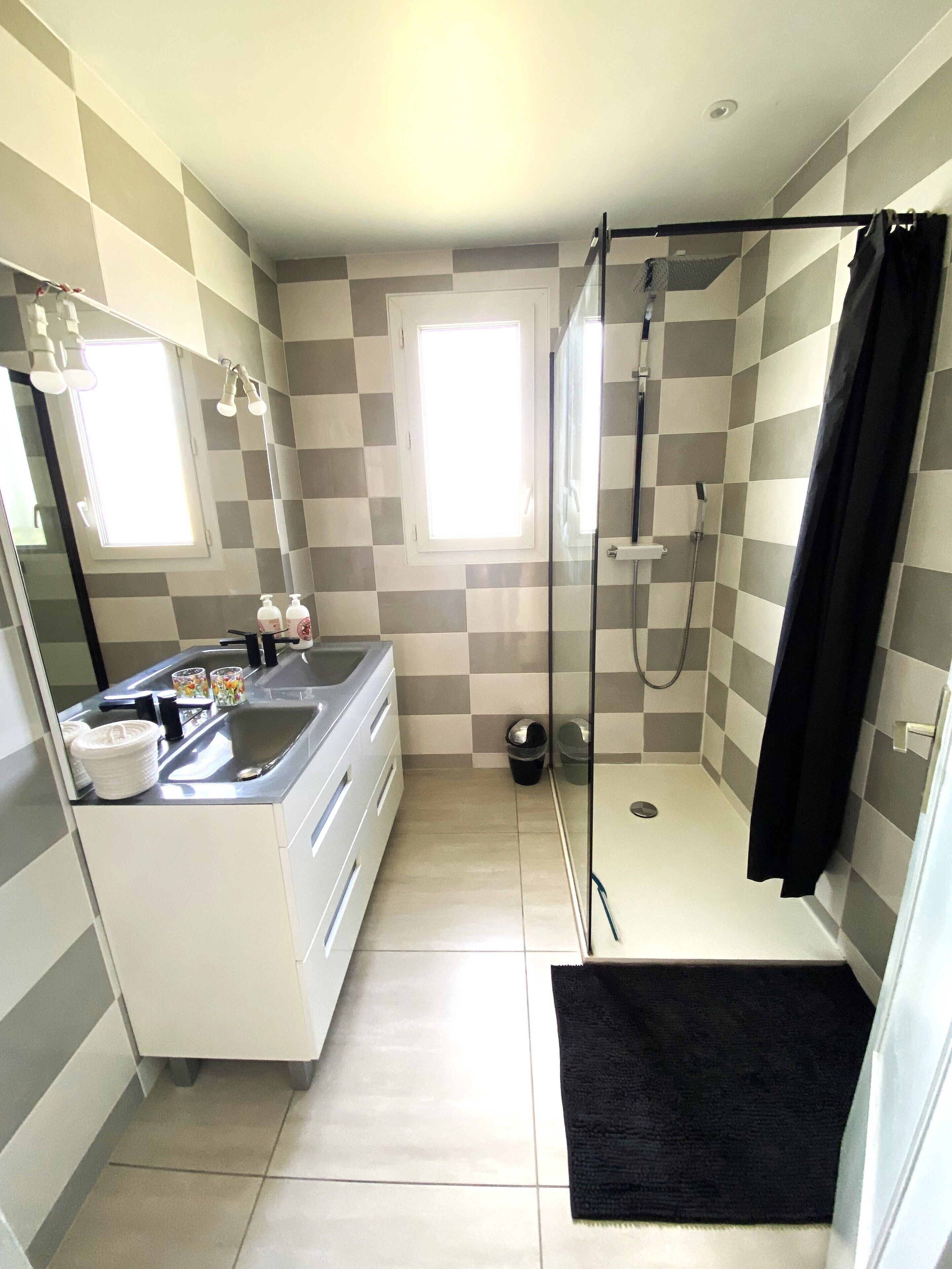 Dusche, Handtücher, Toilettenpapier