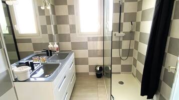 Dusche, Handtücher, Toilettenpapier