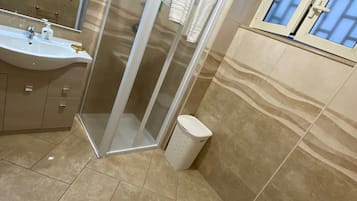 Douche, séchoir à cheveux, bidet, serviettes fournies