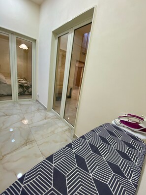 2 quartos, ferros/tábuas de passar roupa, Wi-Fi, roupa de cama