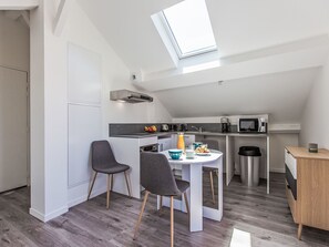 Een koelkast, een microgolfoven, een oven, een broodrooster