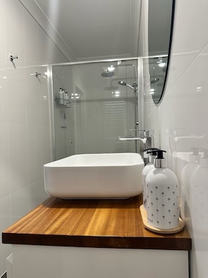 Dusche, Haartrockner, Handtücher, Seife