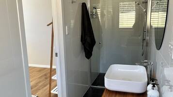 Dusj, hårføner, håndklær og såpe