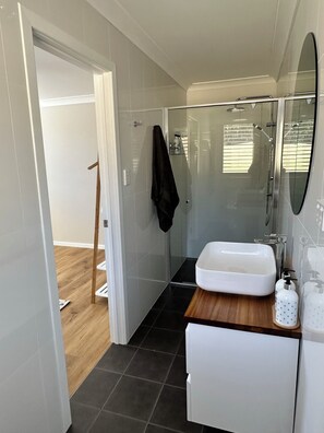 Dusche, Haartrockner, Handtücher, Seife