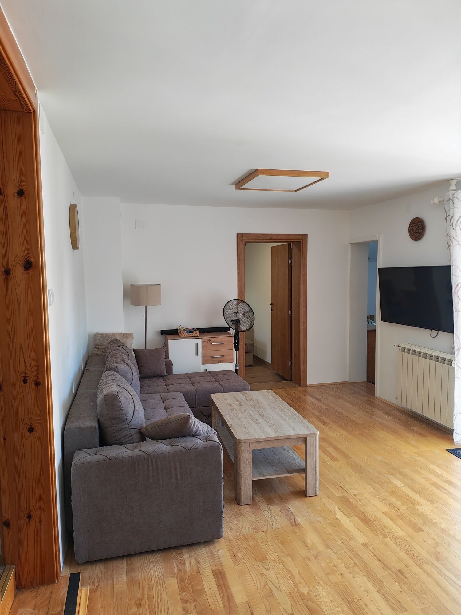 Smart TV, chimenea, tenis de mesa y estéreo 