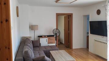 Smart TV, chimenea, tenis de mesa y estéreo