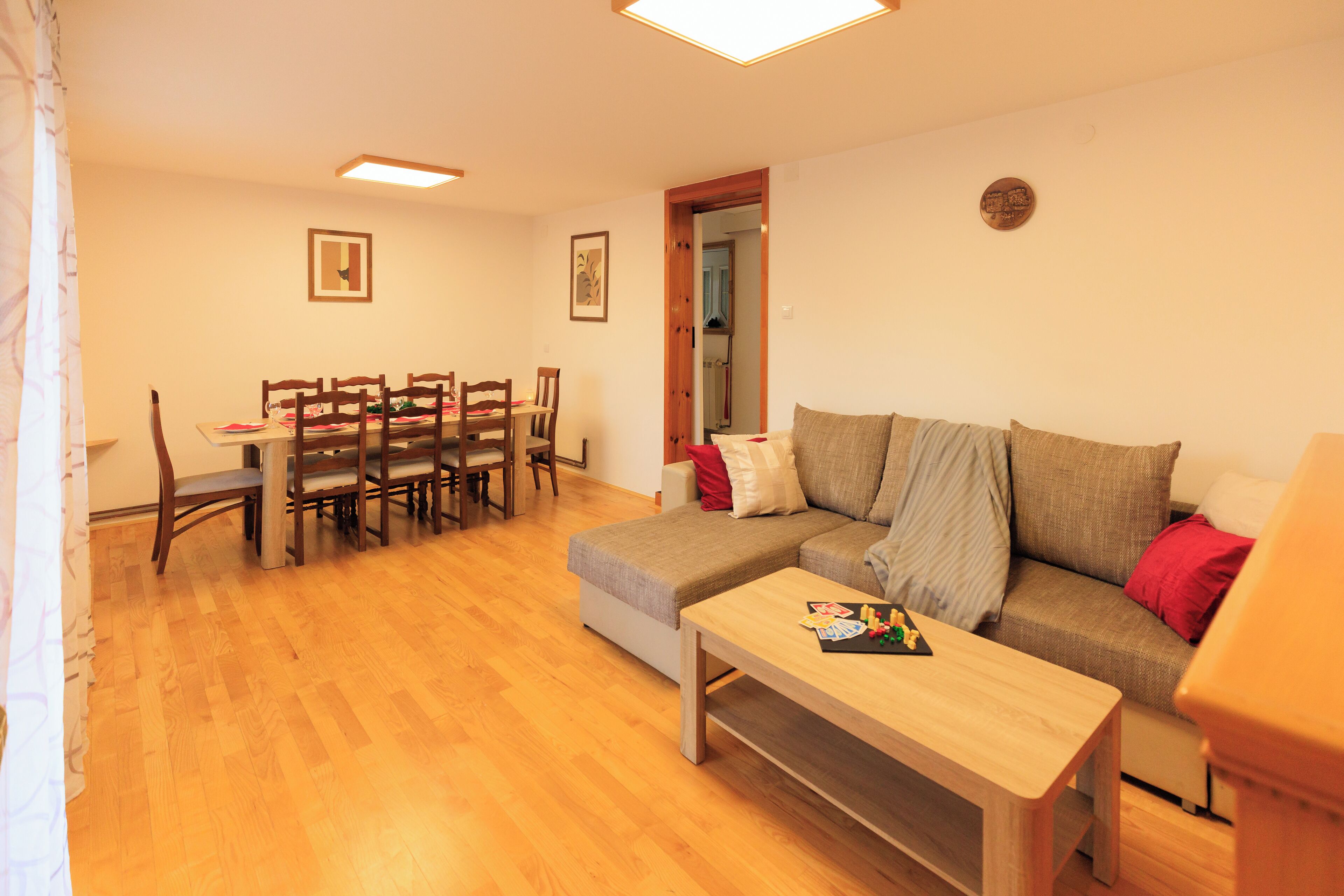 Smart-tv, eldstad, ett bordtennisbord och en stereo