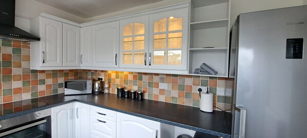 Køleskab, mikrobølgeovn, ovn, kogeplade
