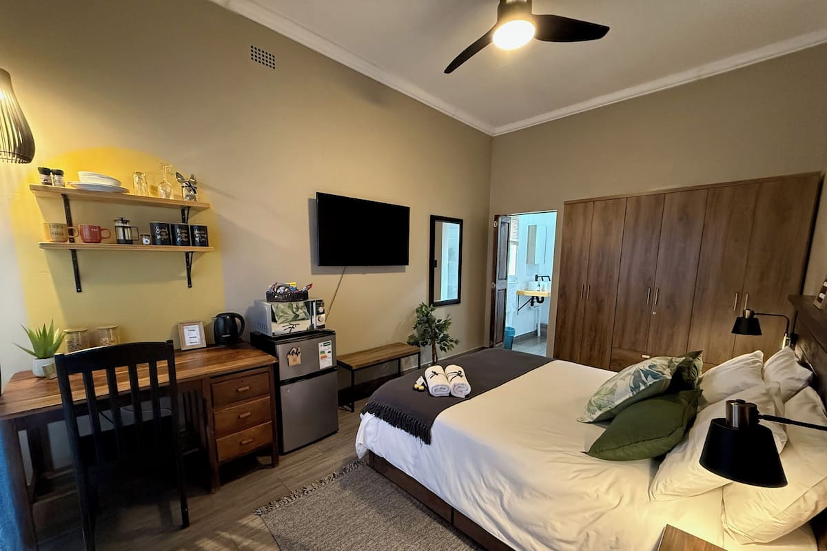 Deluxe Room, 1 Queen Bed | 1 bedroom, premium bedding, memory foam beds, individually decorated
