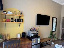 Deluxe Room, 1 Queen Bed | In-room dining