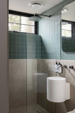 Shower, hair dryer, towels, shampoo - MAC Richmond by Melbourne Apartment Collection (Richmond)