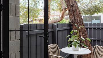 Studio Deluks | Wi-Fi gratis dan seprai linen