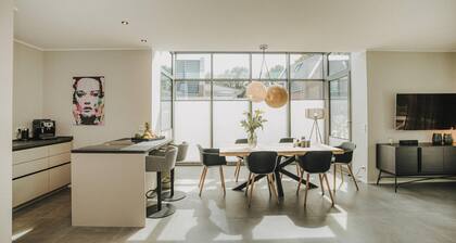 Hello and welcome to Haus Stella!