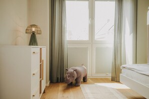 3 bedrooms, travel crib, internet