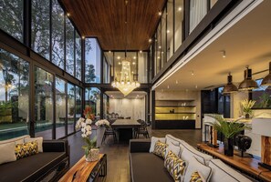 ラグジュアリー ヴィラ 5 ベッドルーム プールビュー | リビング エリア