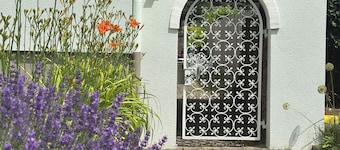 Cozy 120m2 apartment on the Rhine promenade. Family and group friendly!
