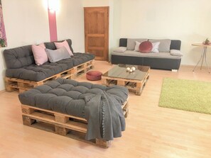 Lecteur de DVD, baby-foot, livres, vidéothèque