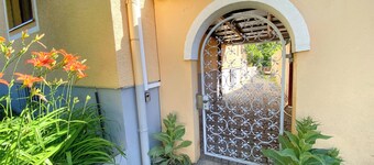 Cozy vacation apartment on the Rhine promenade. Family and group friendly!
