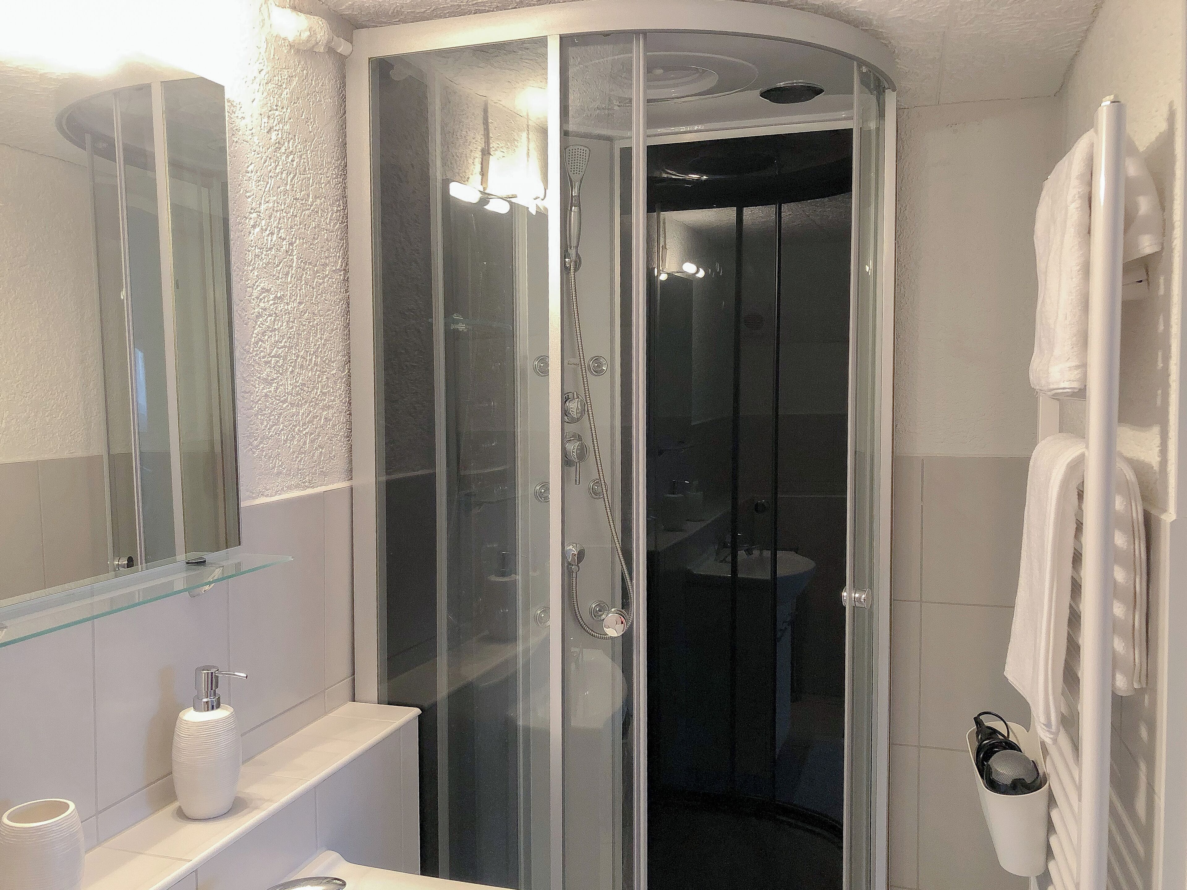 Dusche, Haartrockner, Handtücher, Seife