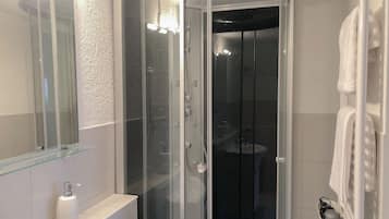 Dusche, Haartrockner, Handtücher, Seife