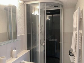 Een douche, een haardroger, handdoeken, zeep