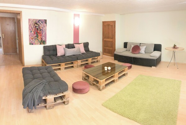 DVD-Player, Tischfußball, Bücher, Videothek
