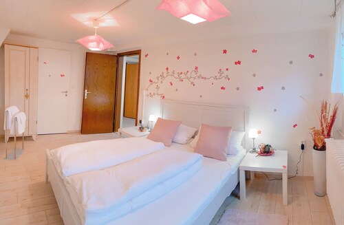 Cozy vacation apartment on the Rhine promenade. Family and group friendly!