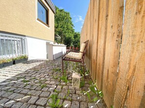 Terrace/patio - Cozy vacation apartment on the Rhine promenade. Family and group friendly! (Kehl)
