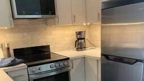 A kitchen with a stove, oven, microwave, and refrigerator. - 6 min to Ski Hill / New & Modern / In Town (Fernie)