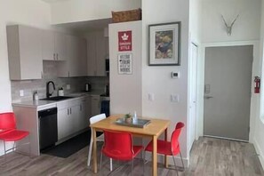 Frigorífico, microondas, horno y placa de cocina