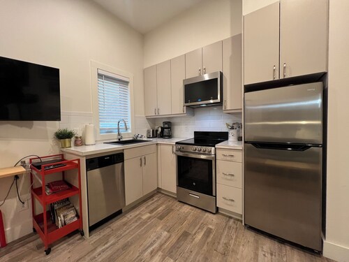 New & Modern / In town / 6 min to Ski hill
