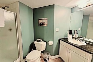 Dusch, hårtork, handdukar och tvål