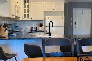 Kylskåp, mikrovågsugn, ugn och spishäll