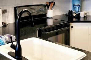 Kylskåp, mikrovågsugn, ugn och spishäll