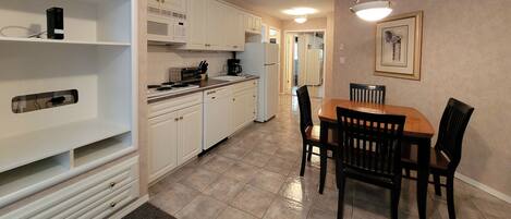 ثلاجة، ميكروويف، فرن، موقد طهي مسطح