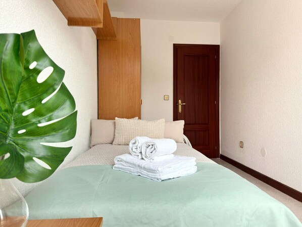 2 bedrooms, iron/ironing board, bed sheets