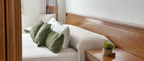 2 habitaciones, tabla de planchar con plancha y ropa de cama