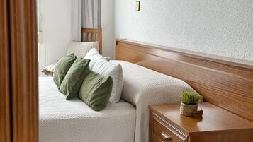 2 bedrooms, iron/ironing board, bed sheets
