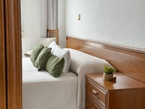 2 Schlafzimmer, Bügeleisen/Bügelbrett, Bettwäsche