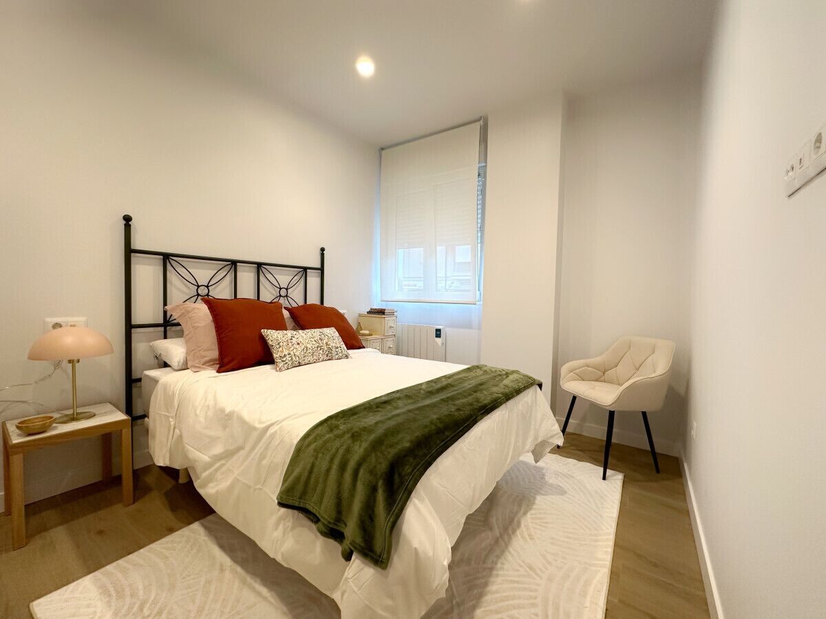 2 quartos, ferros/tábuas de passar roupa, roupa de cama
